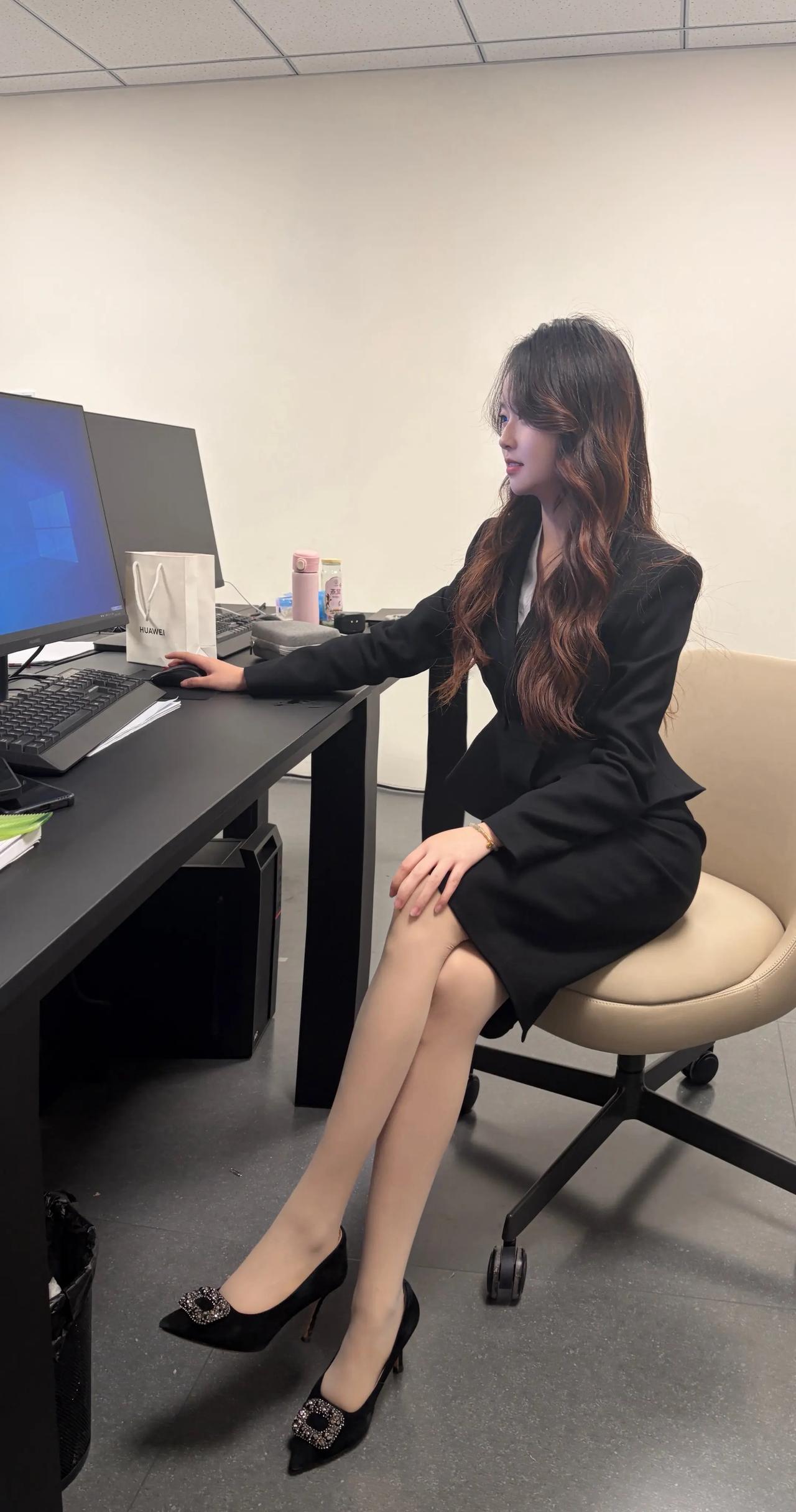 又是赚窝囊钱的一天。职业装该如何穿出时尚感 可以看看你们的职业装吗 今日穿搭