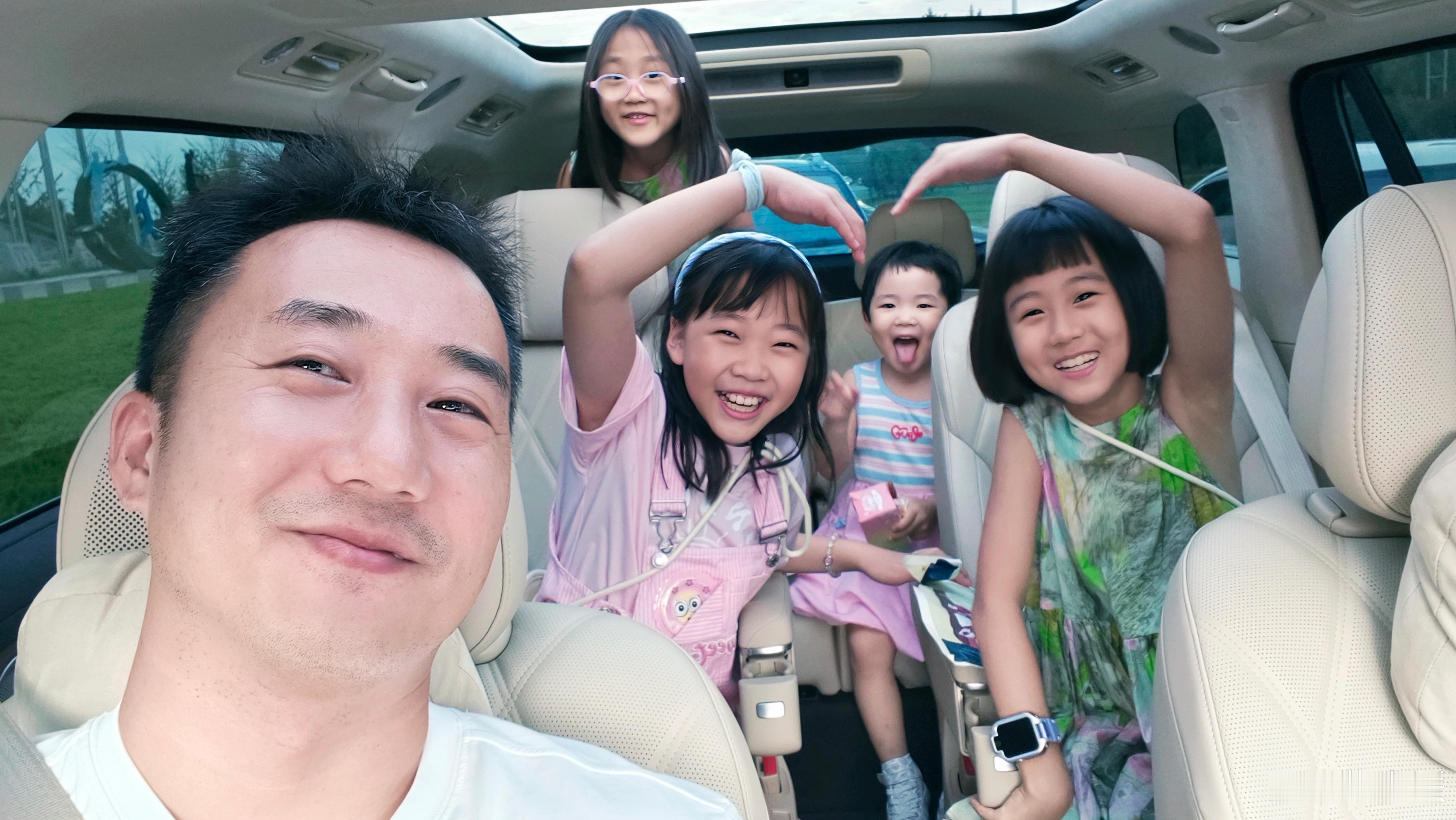 问界m9 这大概就是四娃家庭出行的样子 ​​​
