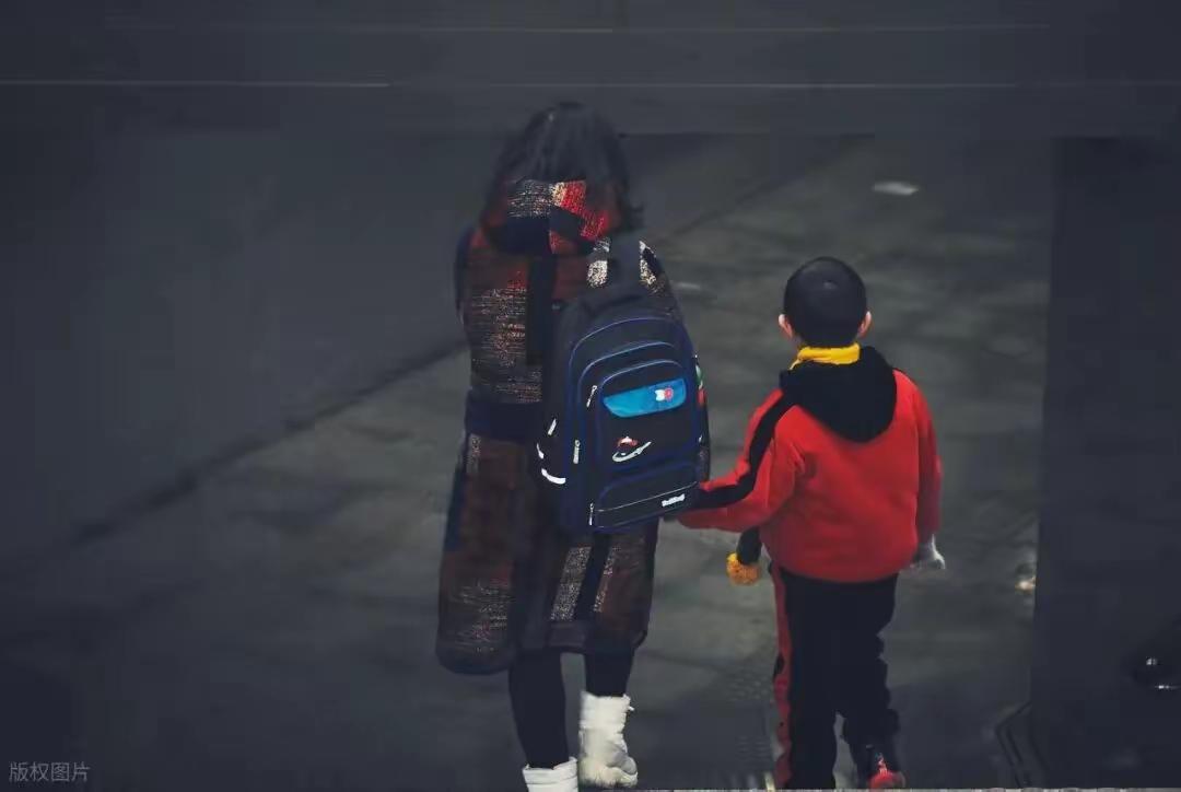 镜头前教大家怎么带娃、怎么生活；镜头外的电梯里，她给三万粉丝和亲儿子同步直播的，