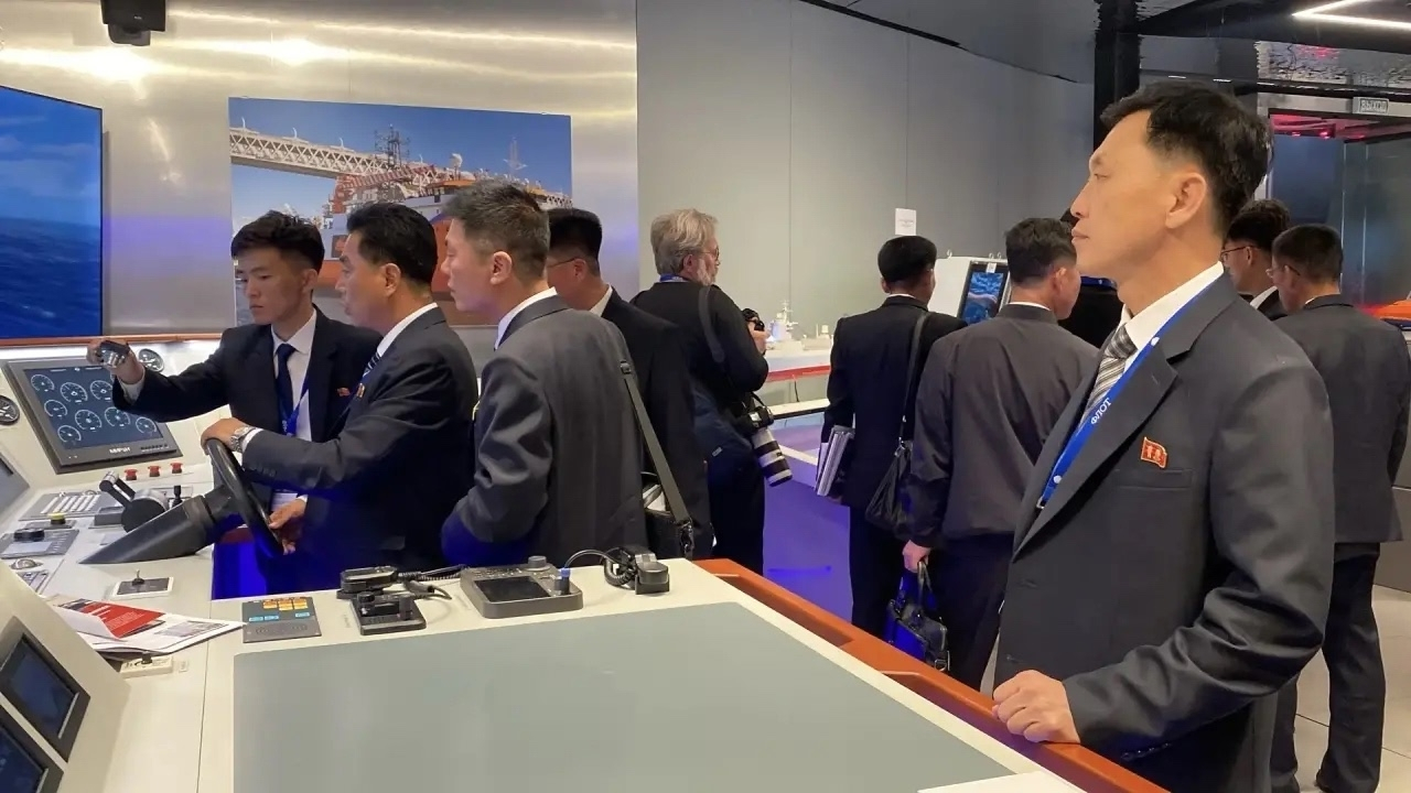 朝鲜、越南等国代表参观在俄罗斯喀琅施塔得举行的“舰队-2026”（Fleet-2