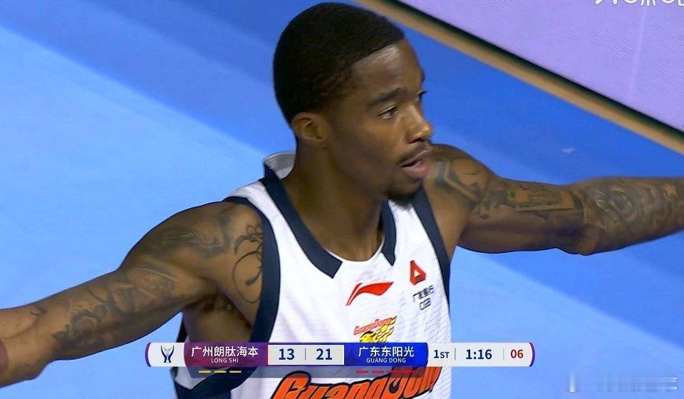 别看萨姆纳瘦，他防守还挺积极卖力的，满场飞奔活力满满，之前阿姆斯看着强壮，结果是