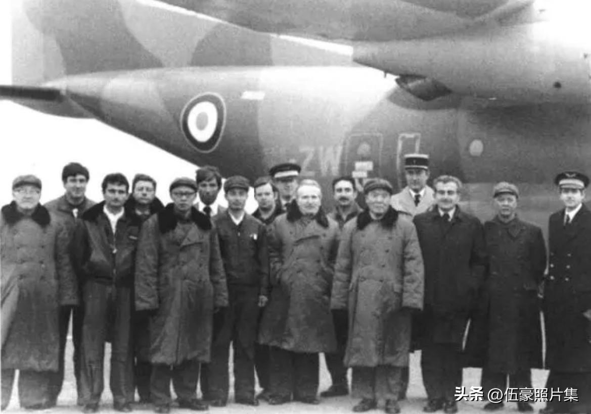 1979年，时任中国人民解放军副总参谋长李达（前排右四）观看法国空军飞行表演后，