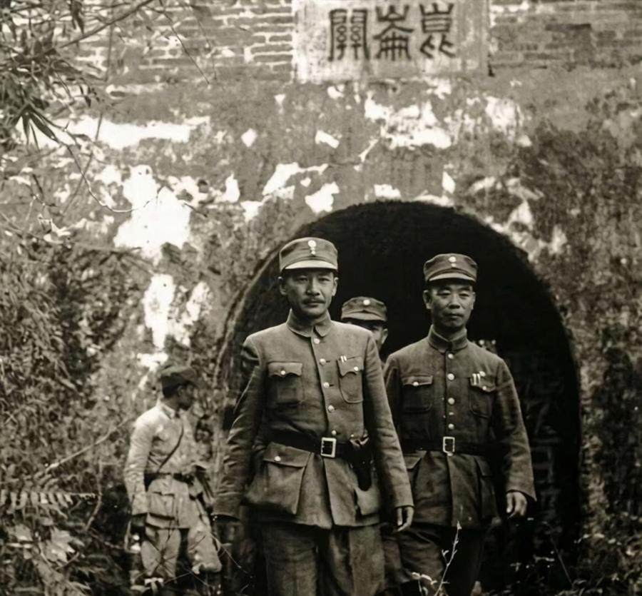 这是抗战时期，昆仑关大捷后的历史留影？走在前头的是张发奎将军，紧跟其后的是哪位？