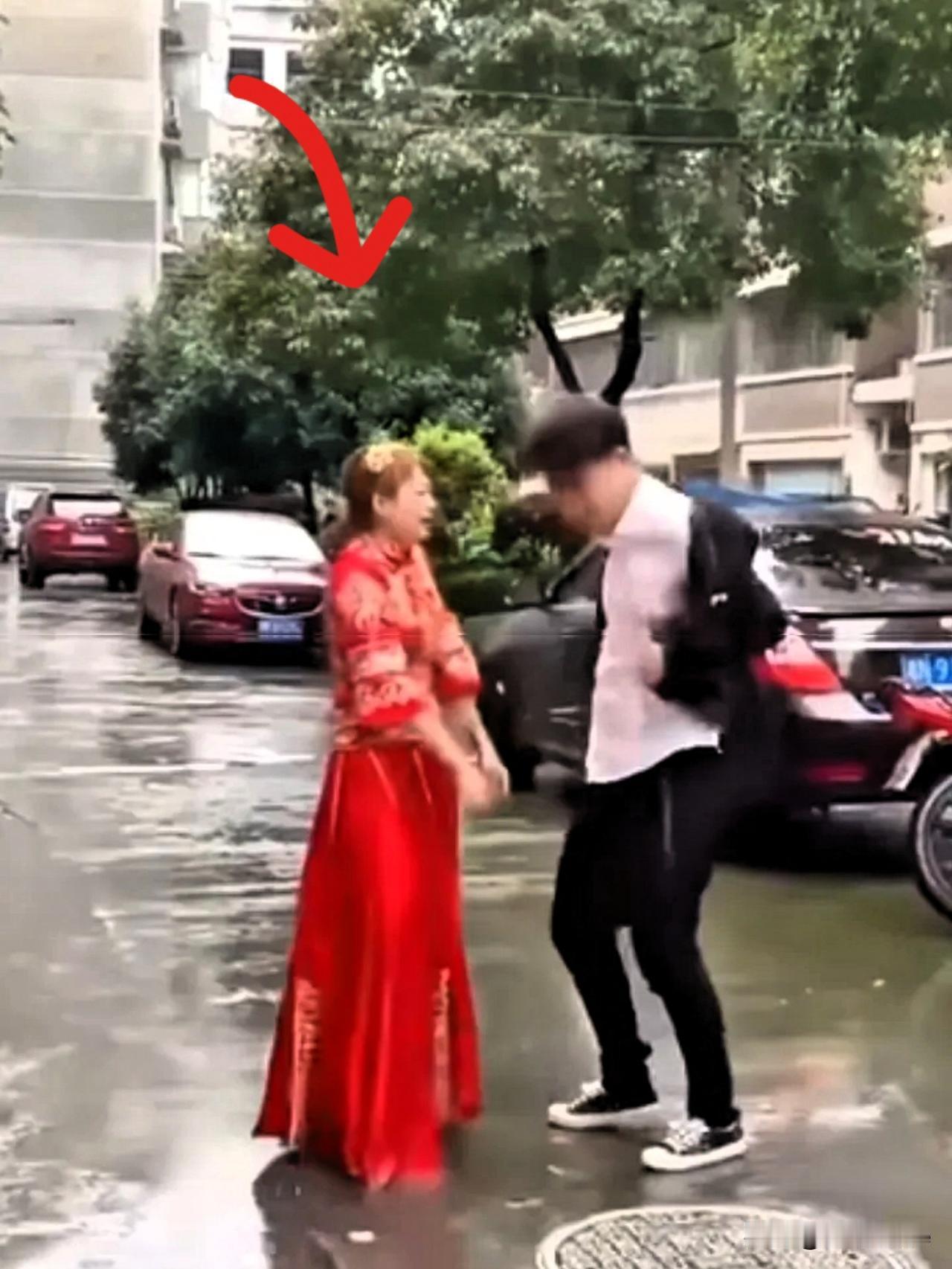 真拼了！结婚当天，新娘竟因彩礼“出逃”。父母不满彩礼数额，阻拦她出嫁，然而新娘未