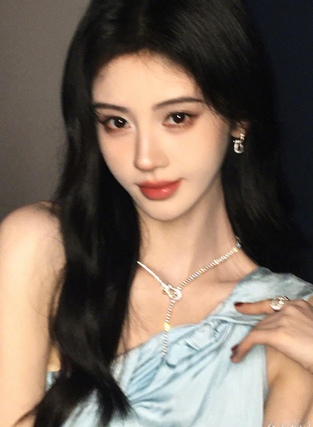 鞠婧祎鞠婧祎来战 jjy做人一定要做成鞠婧祎这样 

我刚学会调酒，想为你特制杯