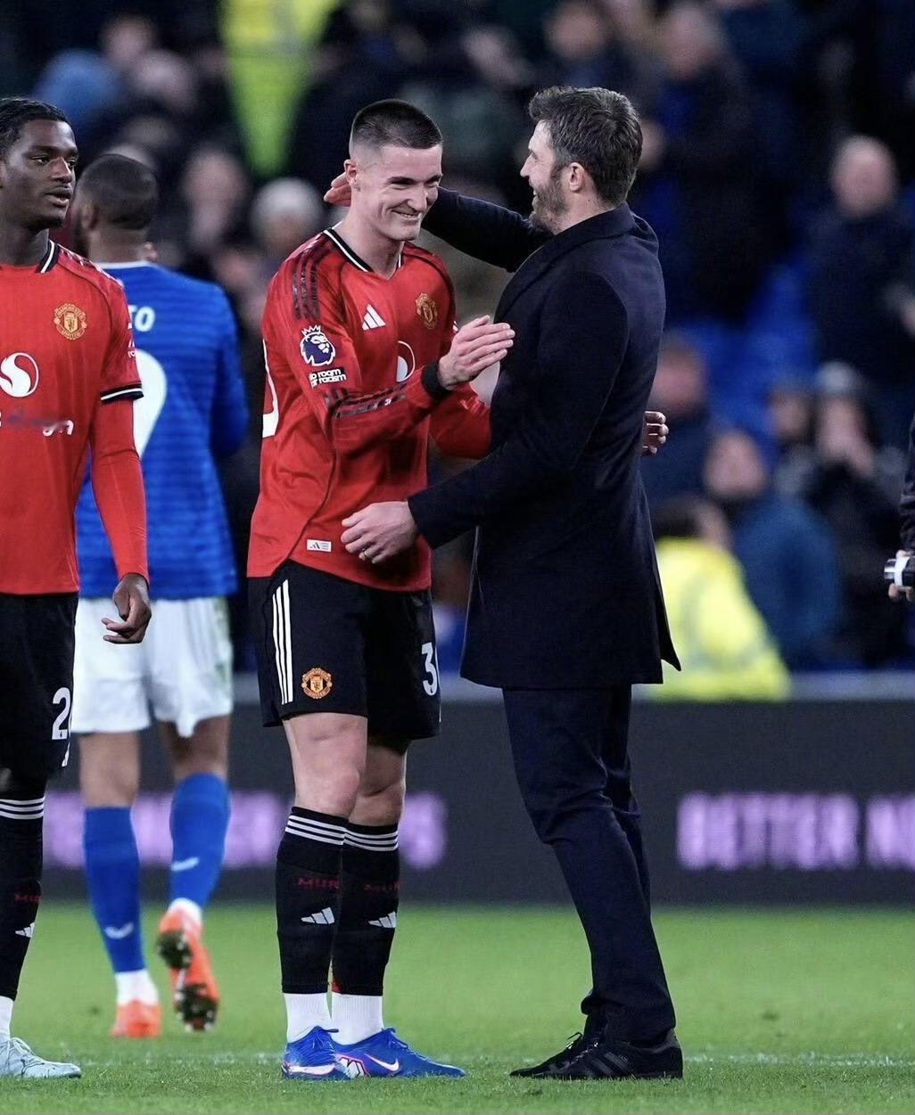 客场1:0击败埃弗顿，曼联主帅卡里克在接手球队后，6场比赛还未尝一败，如果算上2