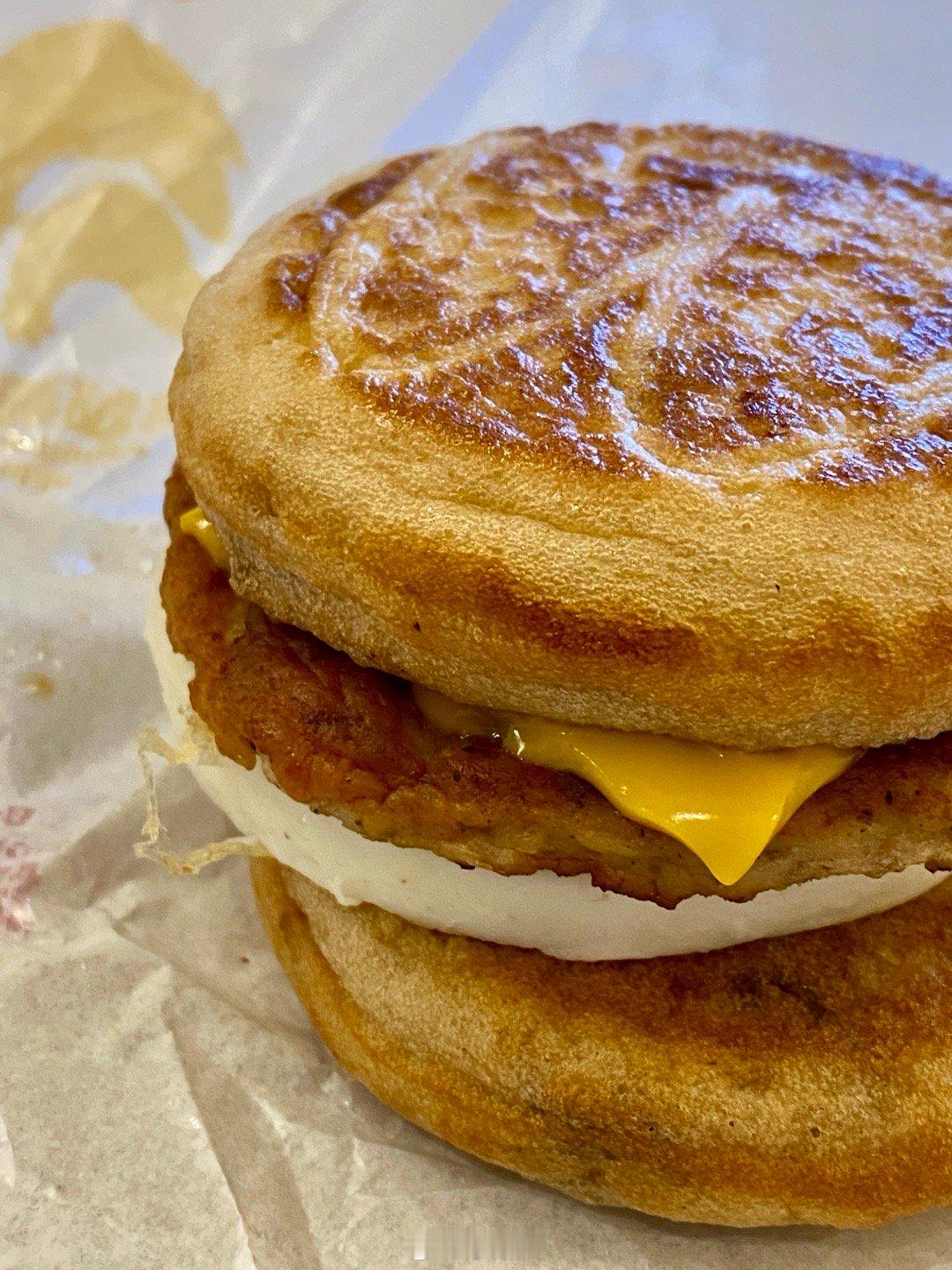 吃到了麦记 26 年上新的咸甜永动机，第一次的口感挺不错，值得尝尝。 