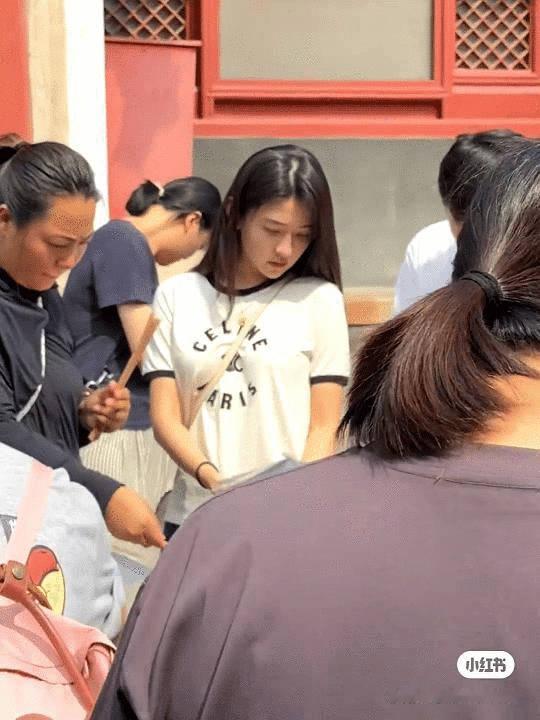 梁洁素颜真的还挺好看吧？ ​​​