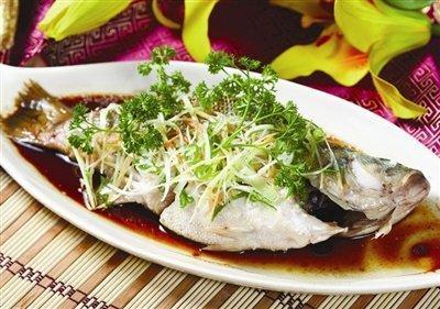 小刘最近总觉得精神不济，胃口也不太好。夏日炎炎，他胃口减退，连平时最爱的美食也提
