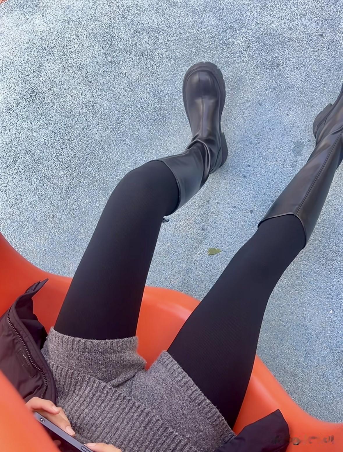 汗脚真的很麻烦，春夏秋一直穿比较透气的鞋子还好，最多就是运动量多每天洗脚袜子有点