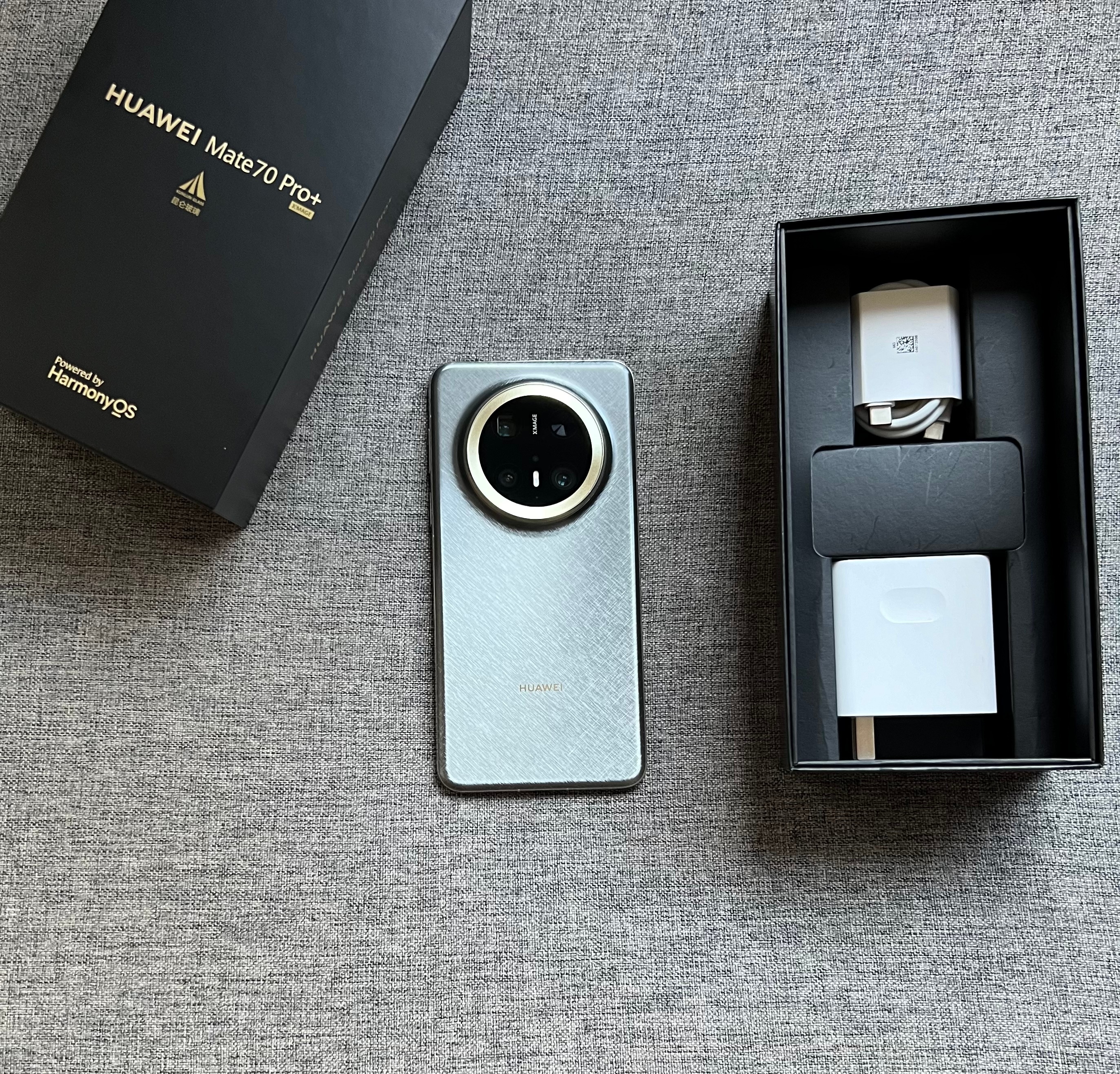 华为Mate70 Pro+ 16+512G 金丝银锦，屏幕完美，中框细小划痕，电