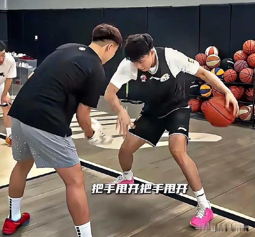 休赛期李虎翼已经开始训练，不得不承认，虎子确实够努力，但这个方面仍需要提高。
辽