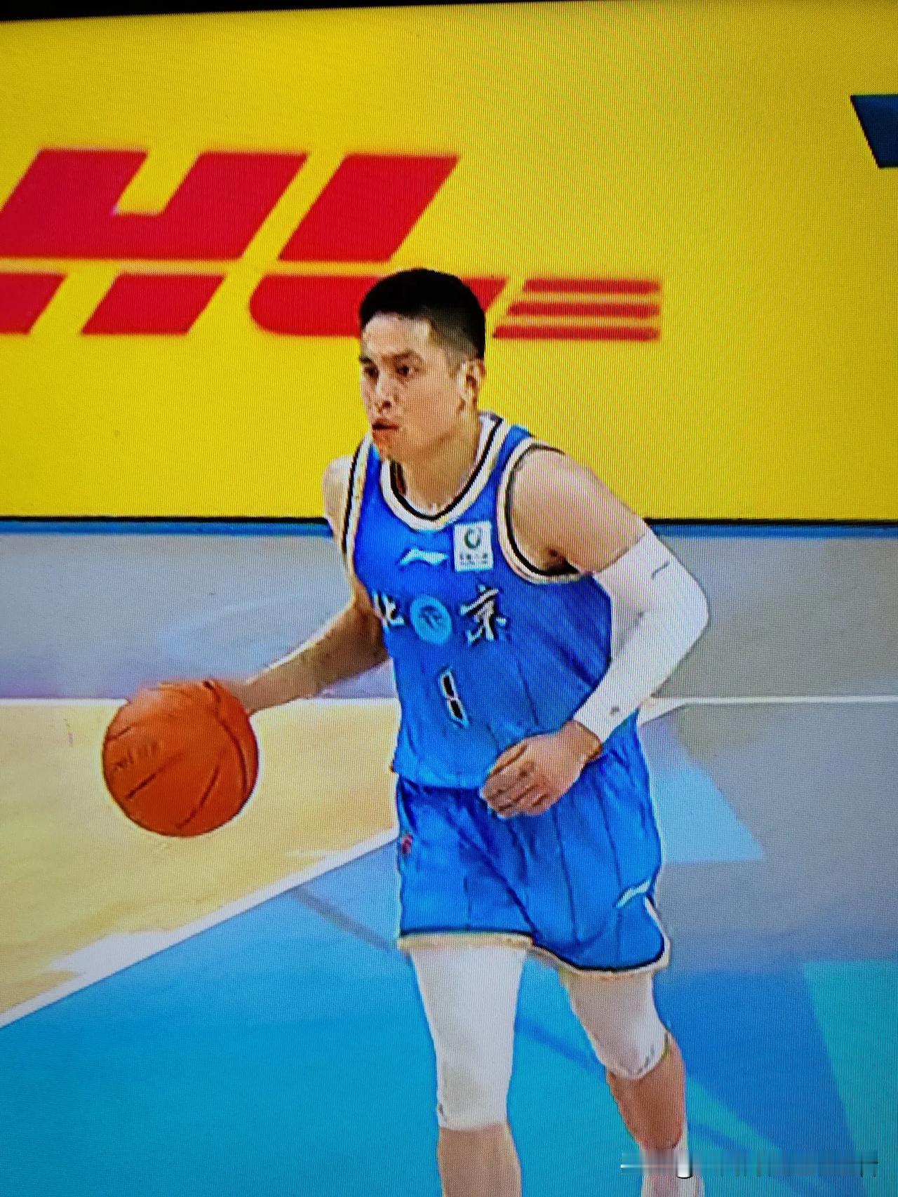 陈盈骏第一节上场4分钟连得9分有1记超远3分，使北汽从落后反超辽宁，24比22领