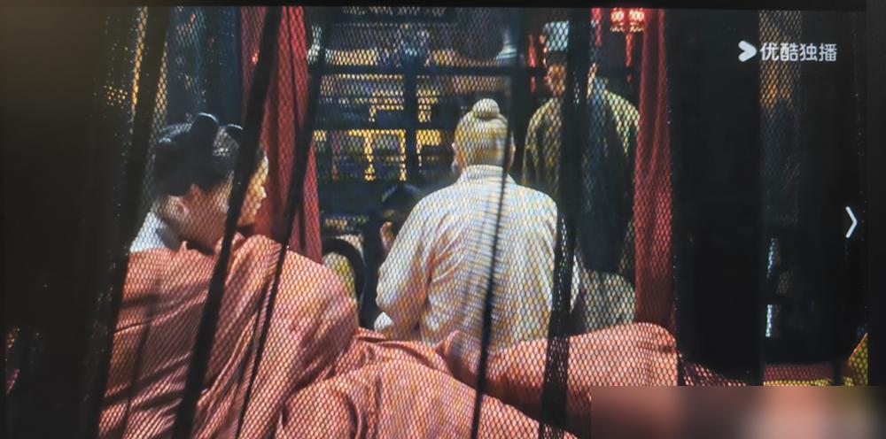 80多岁严嵩，把脚伸进两个少女怀里取暖。没一句台词，却成了无数人的噩梦，凭什么？