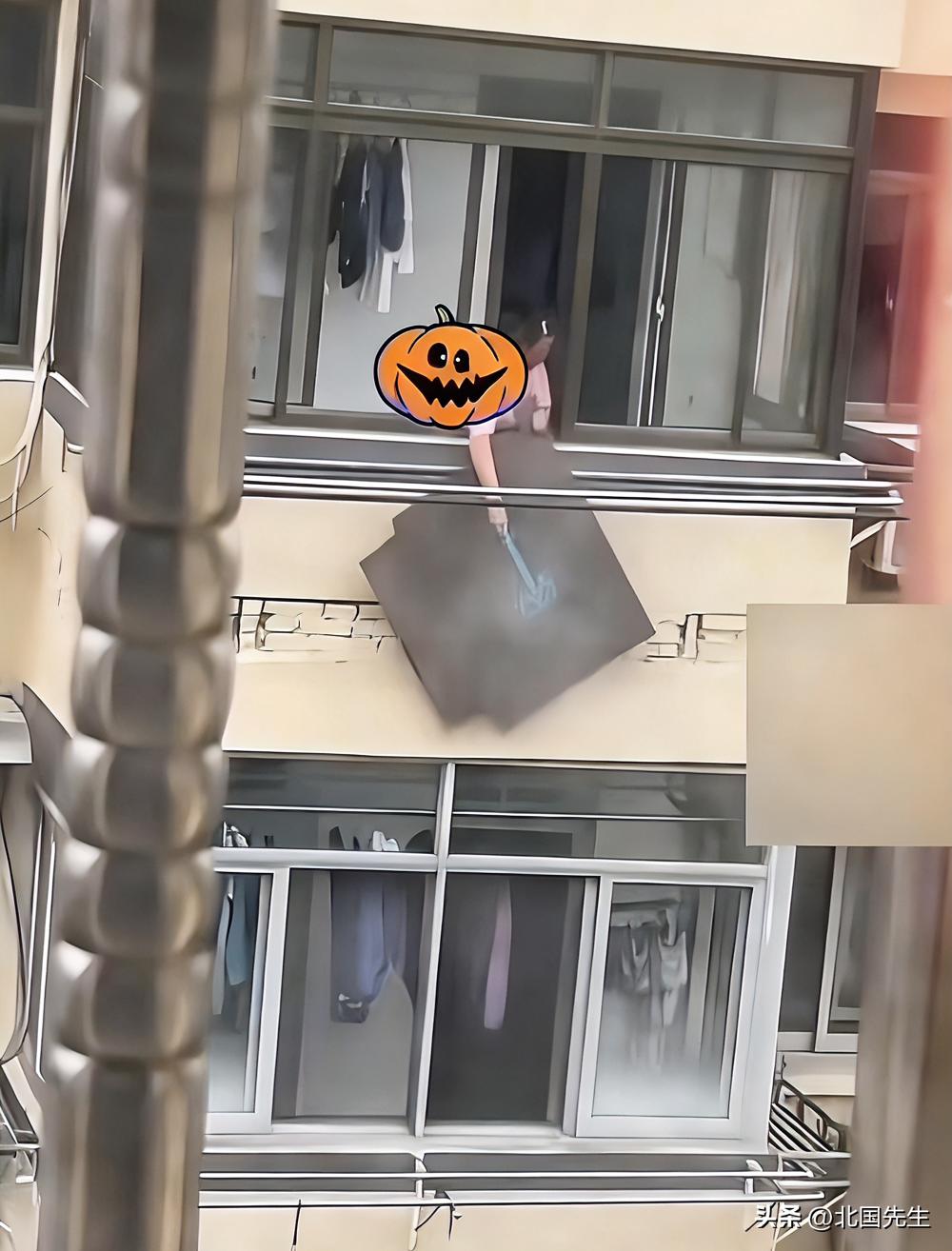 碰到糟心的邻居，你都怎么处理的？

一位居民在窗户外用工具拍打垫子，拍打地毯，灰