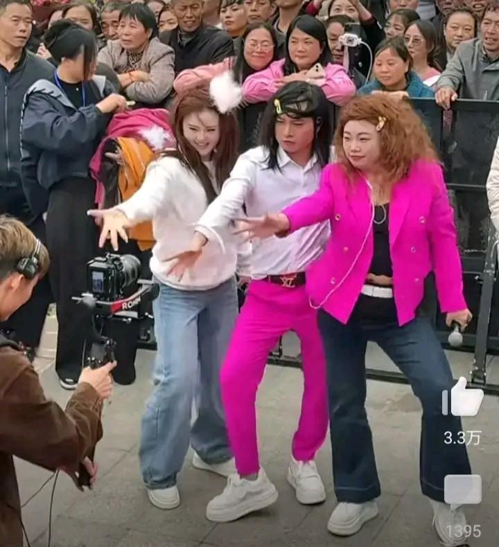 大伙知道敏敏姐是怎么红起来的吗？
小油花是因为个人才华红起来的，黄杰老师也是因为