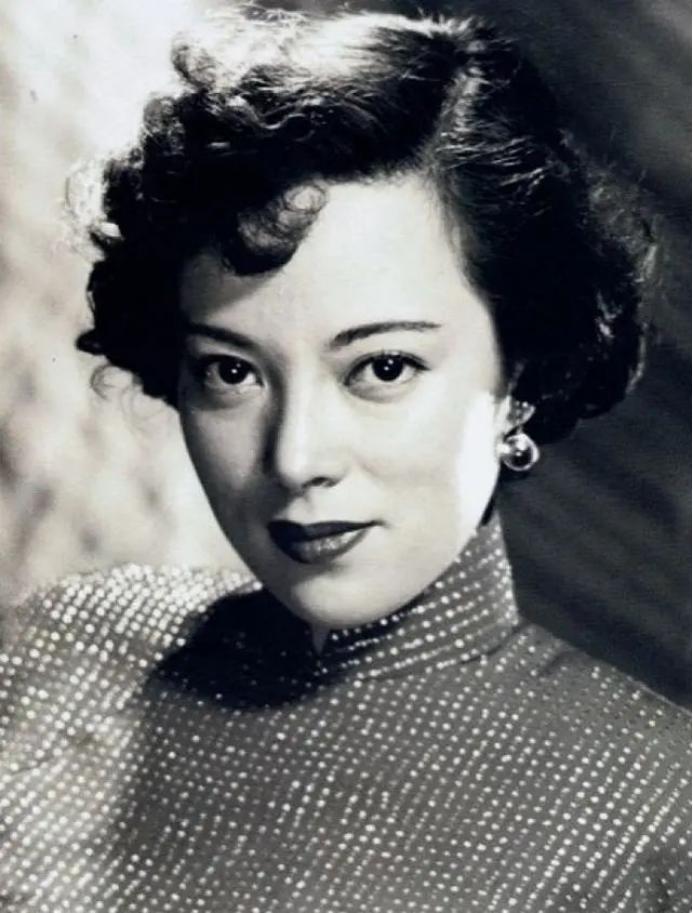 1945年，女汉奸李香兰将被执行枪决，谁料，临刑前她突然解开扣子，从胸前掏出一张