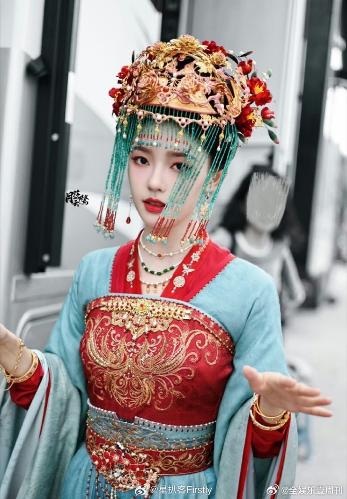 林允聊斋婚服造型路透林允这婚服造型妥妥聊斋女主，绿头纱一戴，氛围感直接拉满，太绝