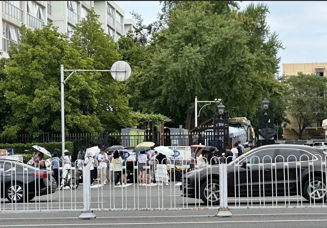 以前是狗仔追明星，现在成了粉丝追体育运动员！

一大堆的人聚集在国家体育总局训练