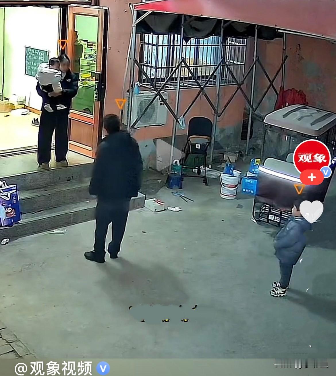 近日，河南一男子和妻子闹矛盾争吵后，不顾两个年幼可爱的孩子，离家出走了，孩子一个