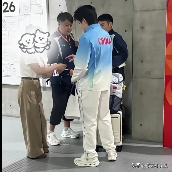 头哥你看！还是有很多喜欢你的球迷。发布会结束后，头哥和孙指导还有牛牛一起走出场馆