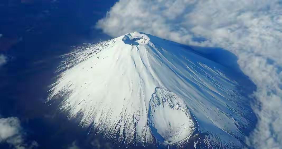 日本樱岛火山喷发，让大家又把目光投向沉睡多年的富士山。日本专家镰田浩毅警告，富士