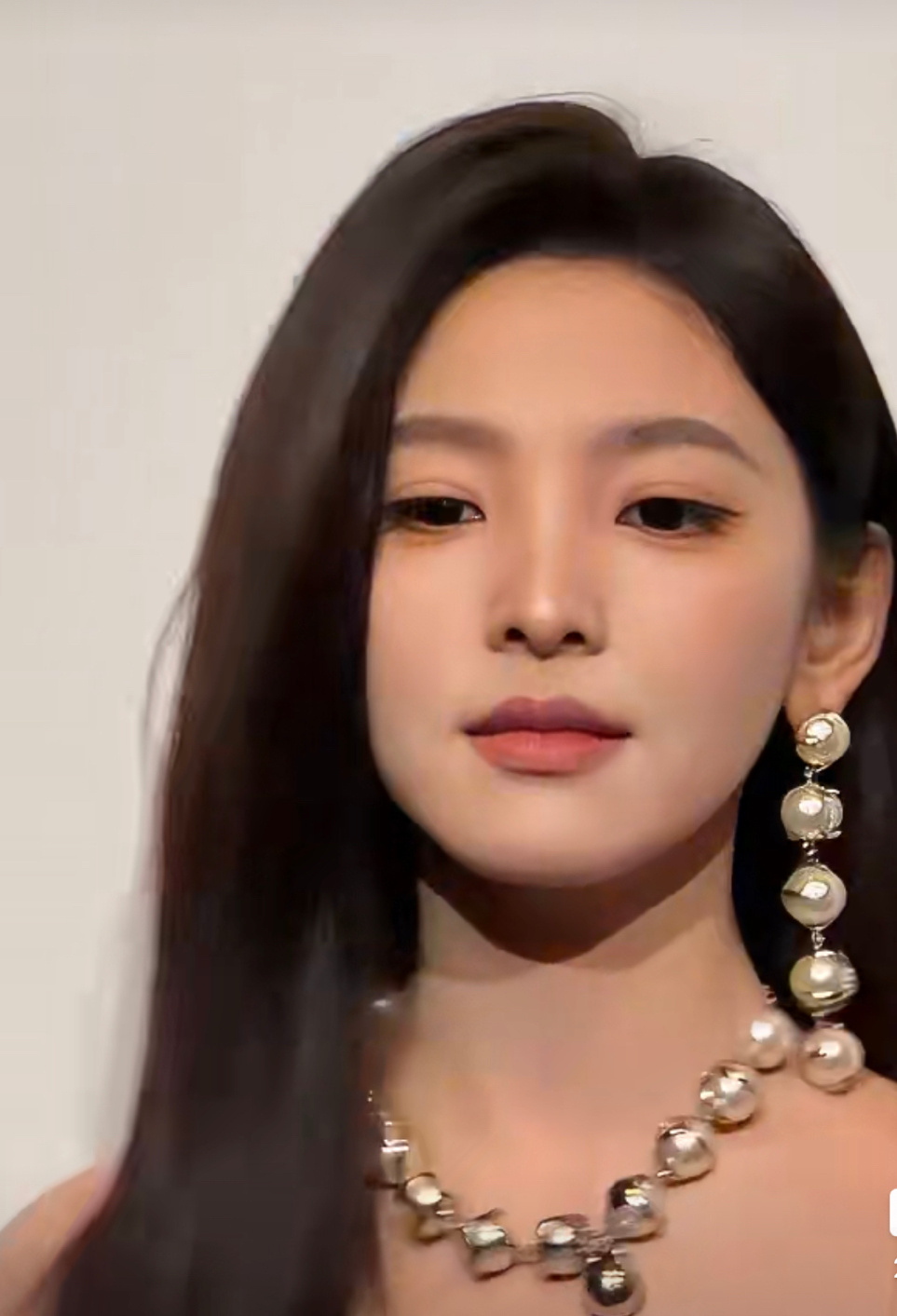 章若楠在强闪光灯下拍照的反应太可爱了！说到闪炸两个字还拿手指比划