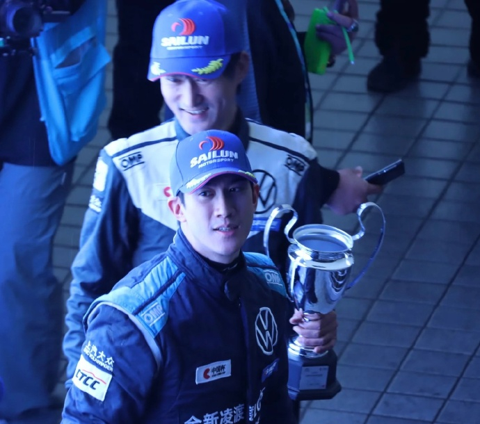 李治廷CTCC年度总冠军   CTCC收官日的香槟泡沫终于追上了34号车的尾流，