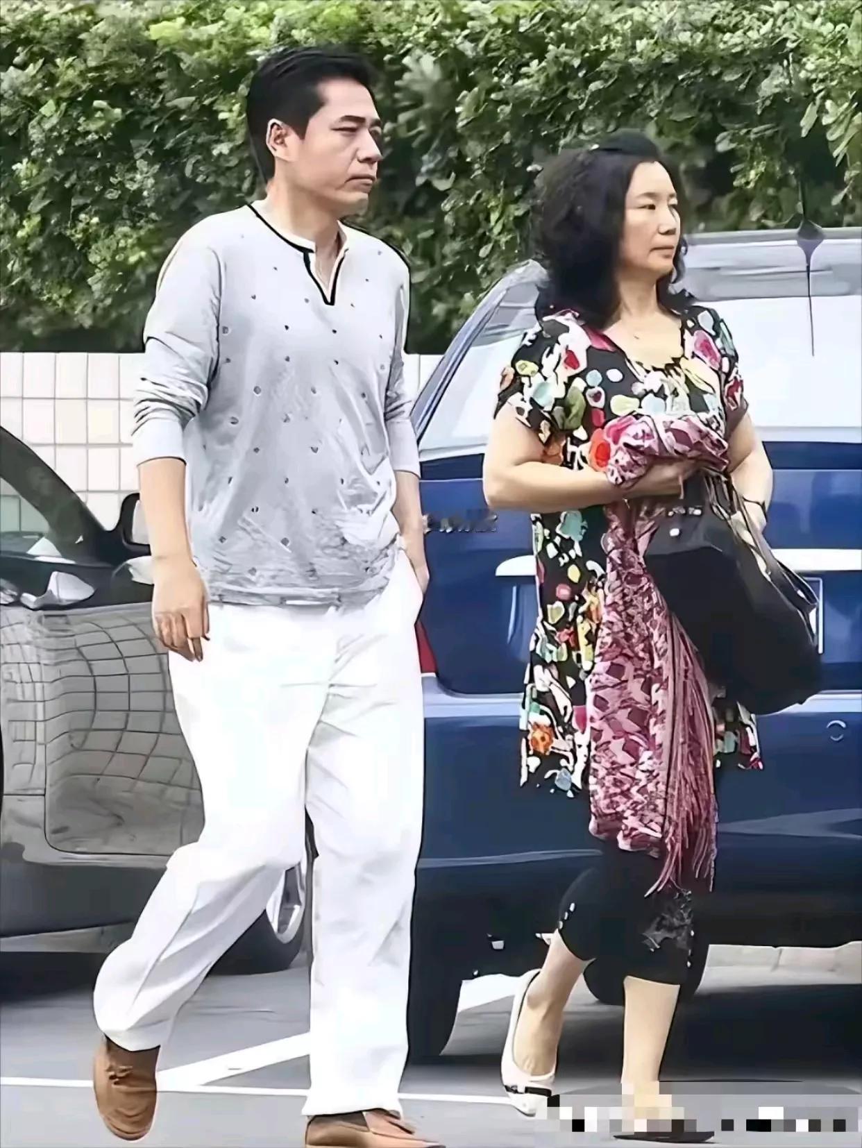 在娱乐圈几乎找不出几个能像陈宝国对原配夫人能从一而终的男演员了[赞]。
即便是同
