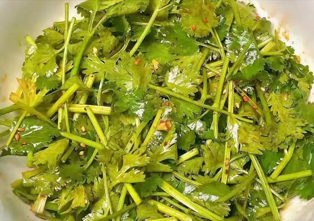 在外吃饭时总能听到那句：“请别放香菜。”最新研究证实：经常吃香菜、能有效抵抗身体