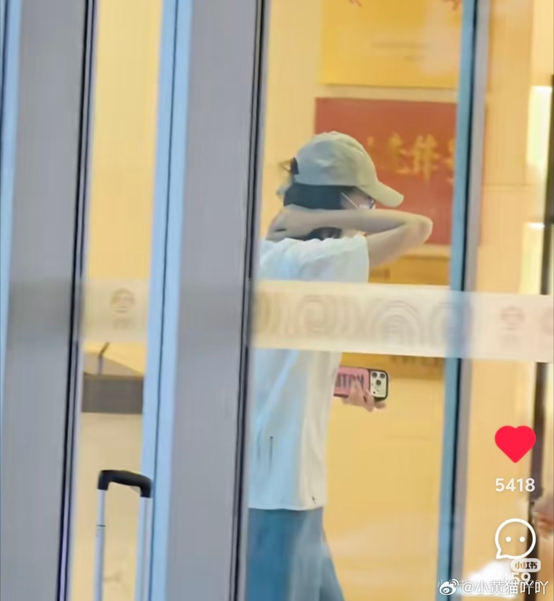 以后不能再说撞同款了呦，西域妖女就这样淡淡的回应一切迪丽热巴手机壳