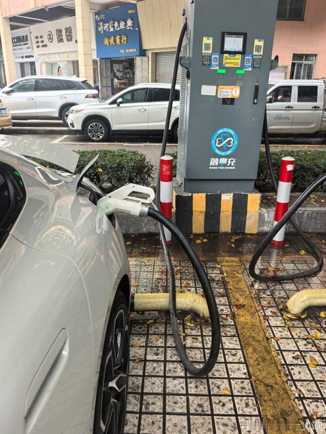 电车发展这么多年，充电枪还是很重，女生一般都很吃力吧？