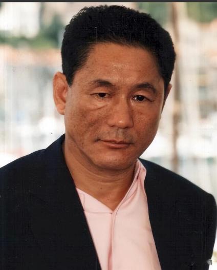 早年，日本导演北野武桀骜不驯，和母亲斗了一辈子。他曾问妈妈:“你为什么40岁还要