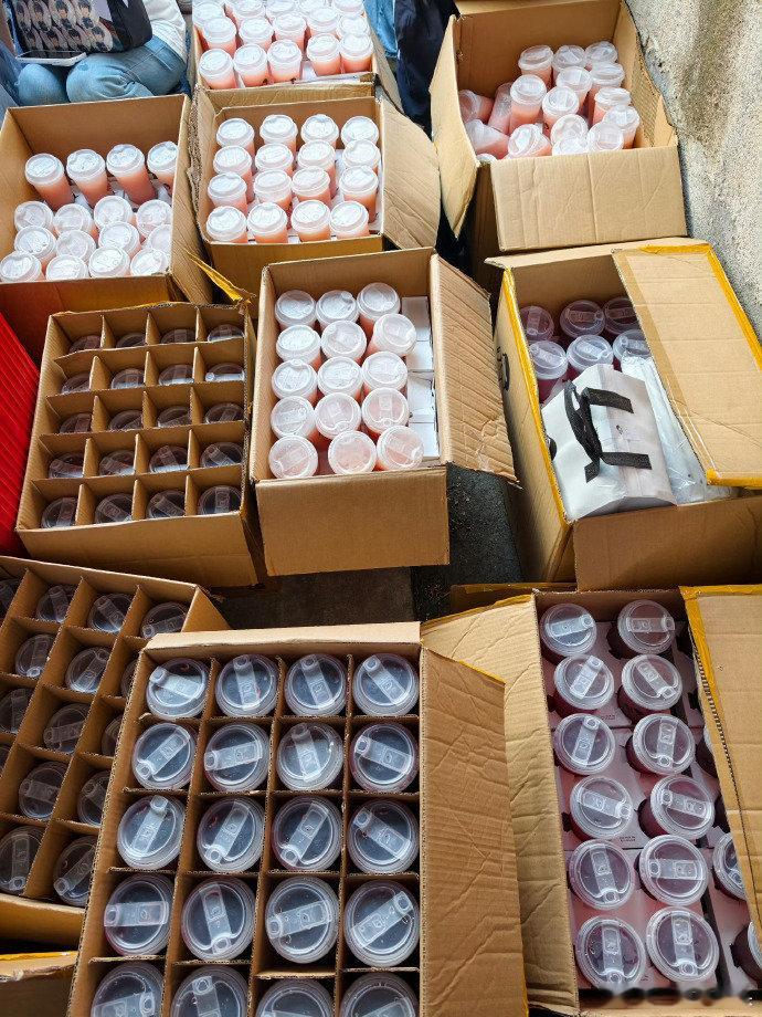龚俊凤舞九天杀青，请线下粉丝喝果茶分享喜悦啦！逆应援每次都很贴心，大夏天冰冰凉凉
