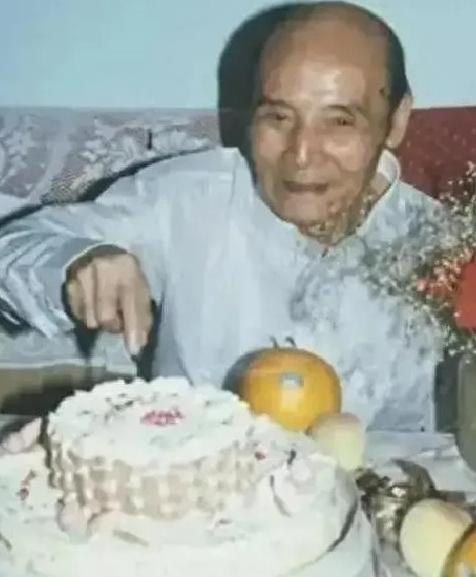 1982年潘汉年平反那天，在山西农场劳改了28年的胡均鹤坐不住了，他让儿子必须回