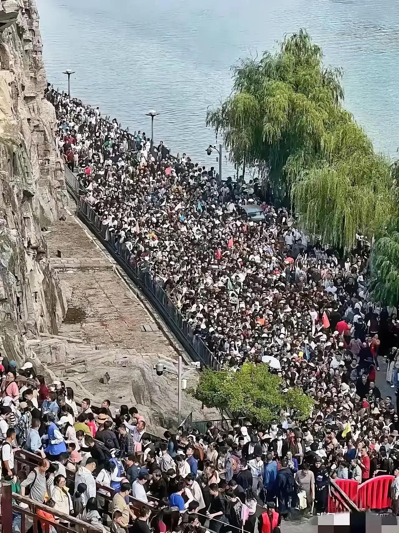 明天股市开盘，这就是排队等候的大A股民！