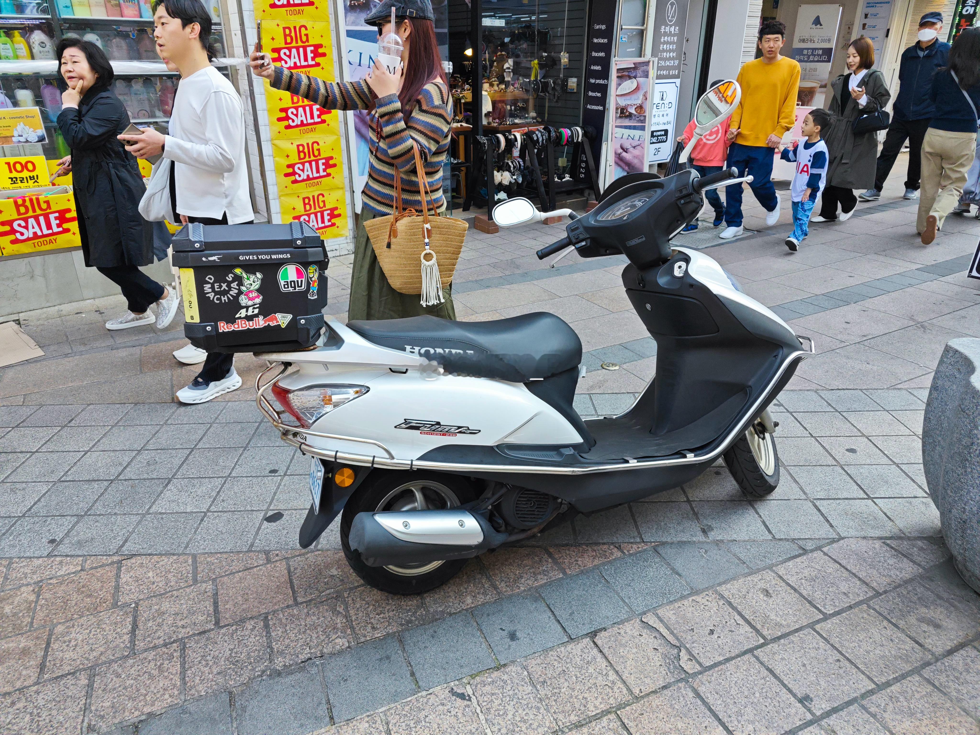 釜山街头的摩托车，和渐入佳境的汽车行业不同，韩国的国产摩托车行业已经大不如前，晓