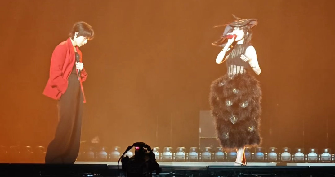 郁可唯和林宥嘉拥抱但不熟 郁可唯演唱会请了林宥嘉，两个人合唱了《浪费》。台上互动