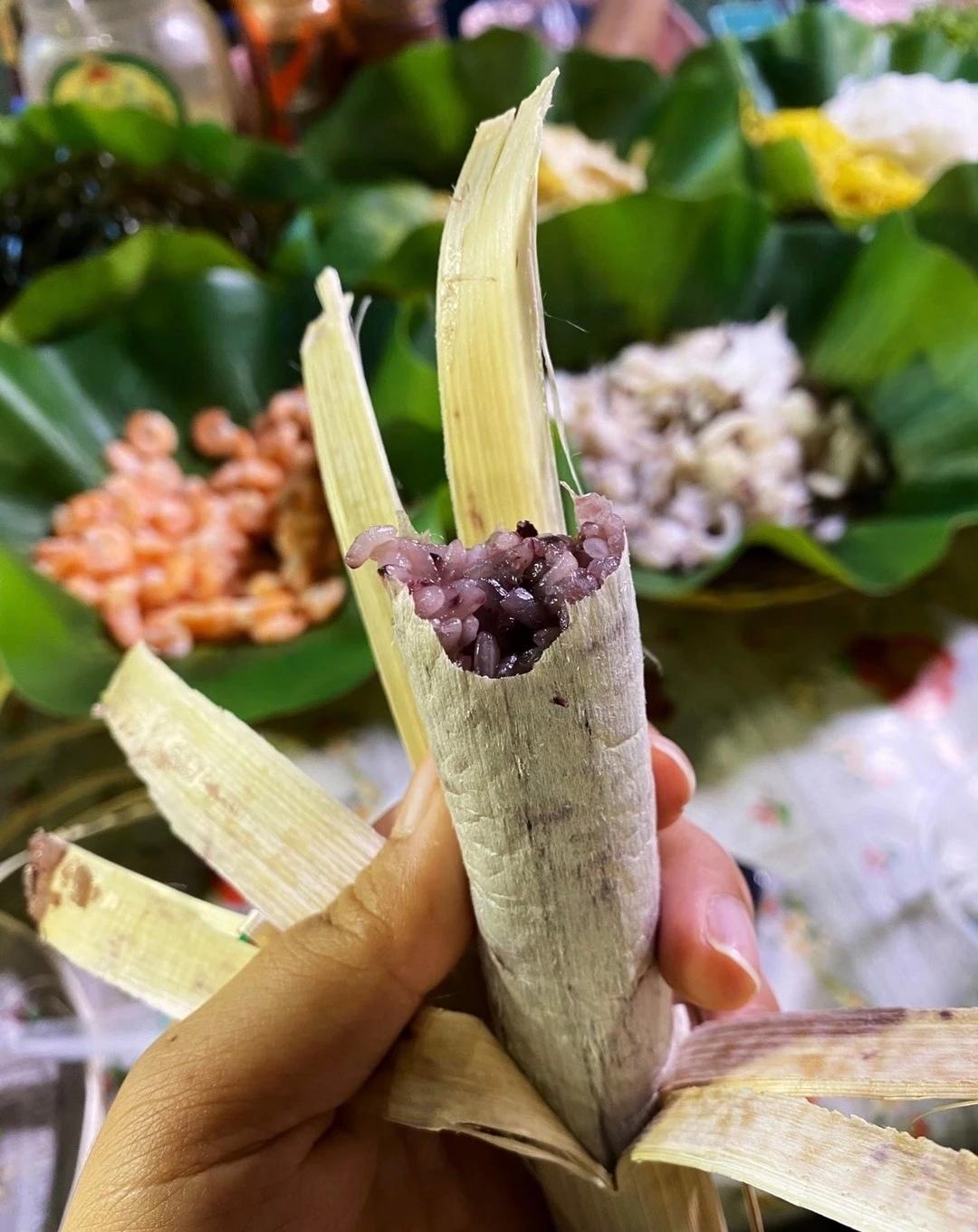 中国🇨🇳
西双版纳•竹筒饭
用西双版纳特产的香竹填入紫糯米、花生烤制而成，糯