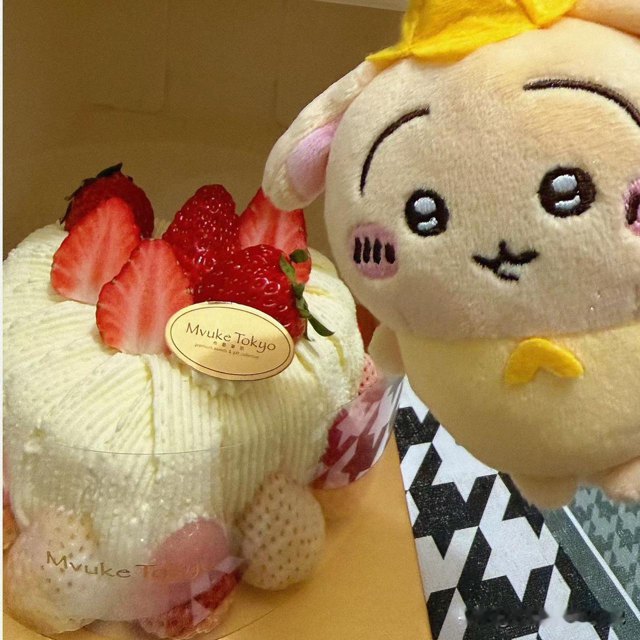 儿子上大课时，身边坐着一个香港本土女孩。女孩一只手戴着香奈儿手表，另一只手上是满