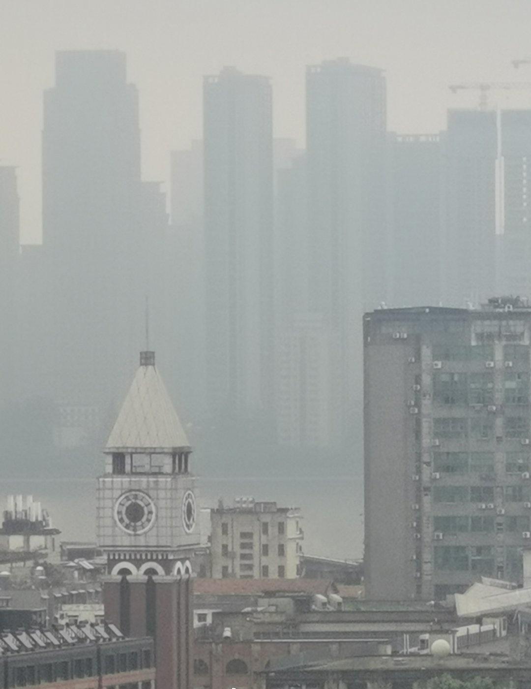 乌云瞬间遮蔽太阳武汉暴雨将至好闷热呀，天又黑了，从窗口看长江对岸武昌的楼房都是黑