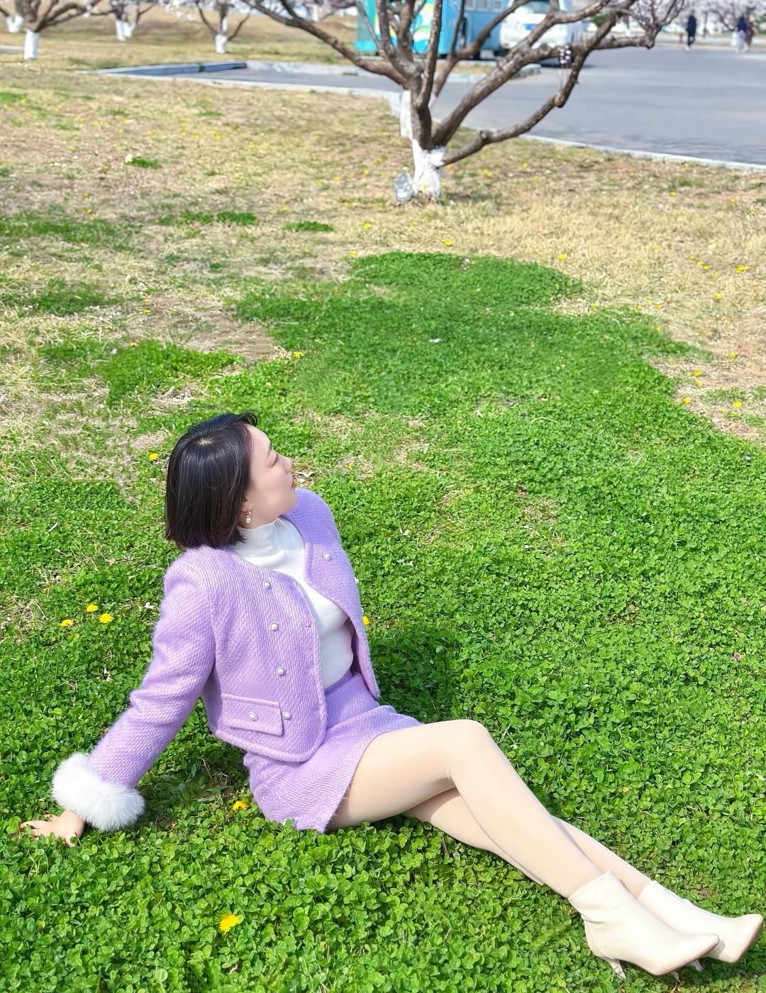 春日野餐，粉紫色外套，草地上享受美好时光。🌸🌼