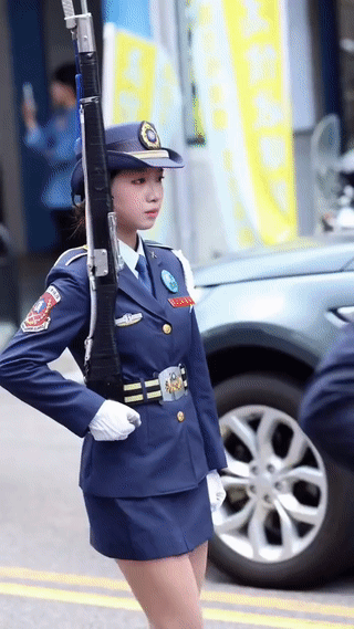 这是中国台湾省街头的女子仪仗兵。
典型的美式仪仗步伐，手拿美式仪仗步枪。
看起来