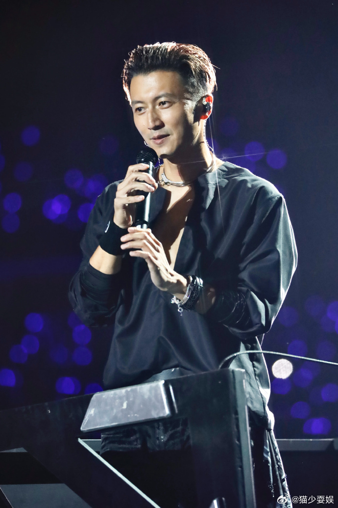 谢霆锋个唱舞台又进化了谢霆锋14米高球体移动舞台谢霆锋你还有什么惊喜是我不知道的