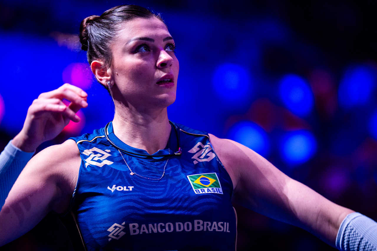 随着伯格曼被拦，巴西🇧🇷女排第一局24-26日本🇯🇵女排比分焦灼，但是场