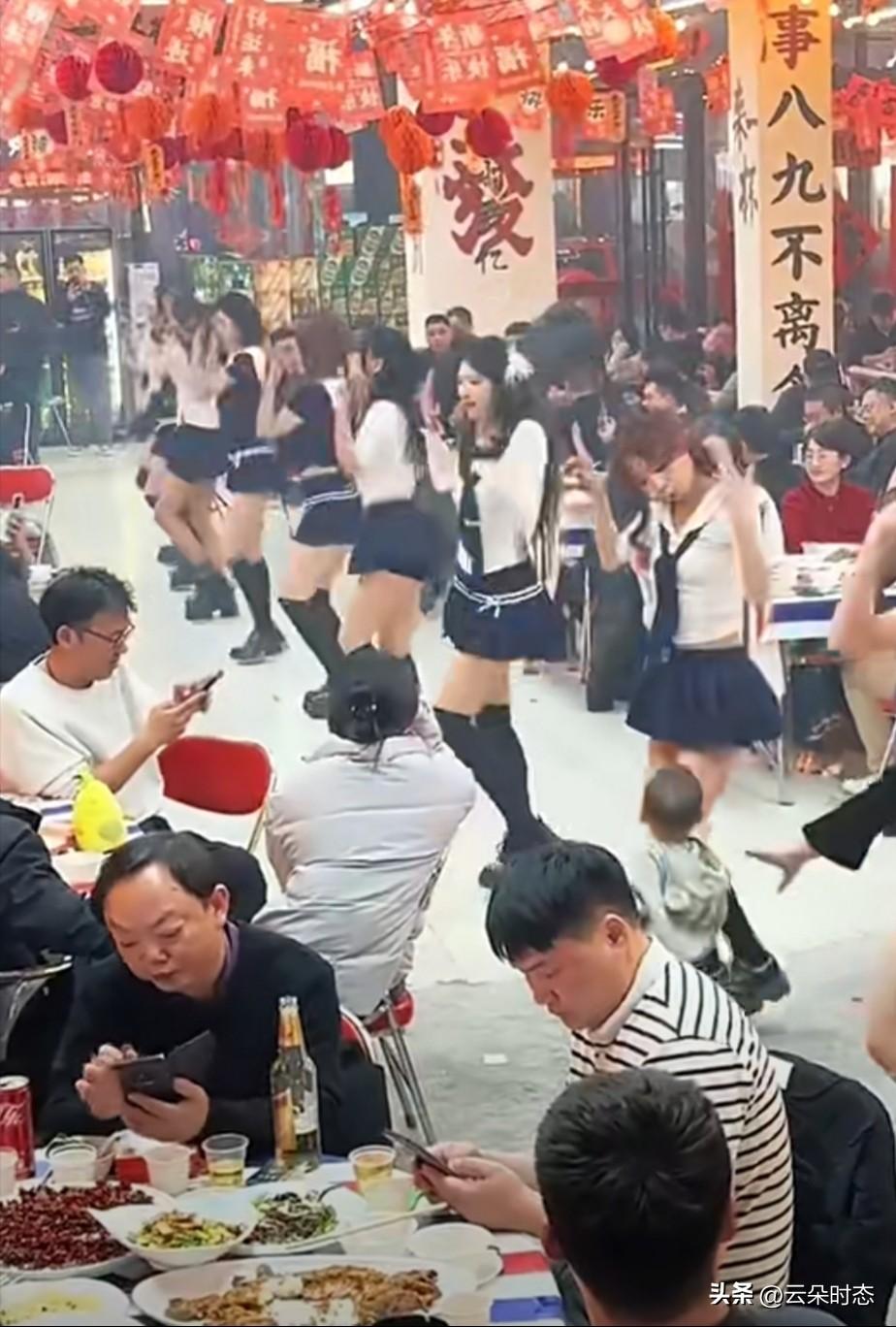 友友们
这是哪里
有知道的吗
我也想去吃饭啊