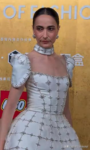 天啊，看来吴彦祖是真的“缺钱”了！
不然他怎会卖英语课、卖咖啡、带货后，还让已残