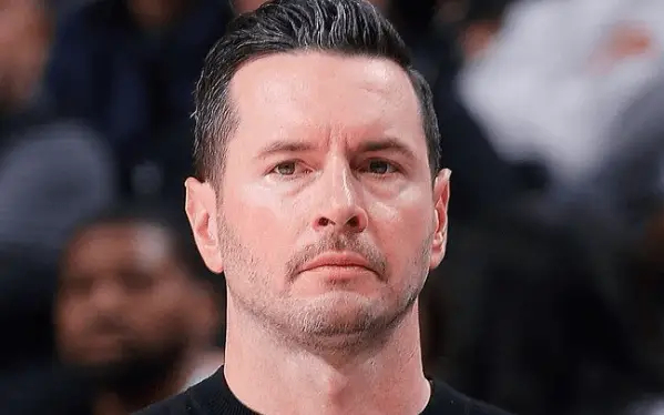 据统计，本赛季湖人上半场领先的比赛中，最终取得11胜0负的战绩。湖人vs猛龙洛杉