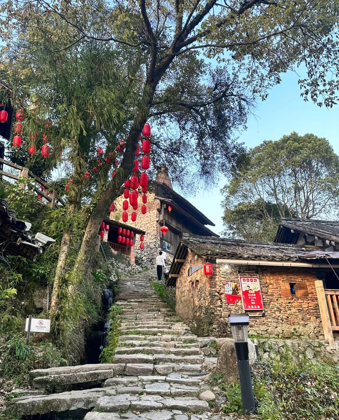 我家48岁老公在家“躺平”三年，我心甘情愿养着，背后不少人说我傻——放着能挣钱的
