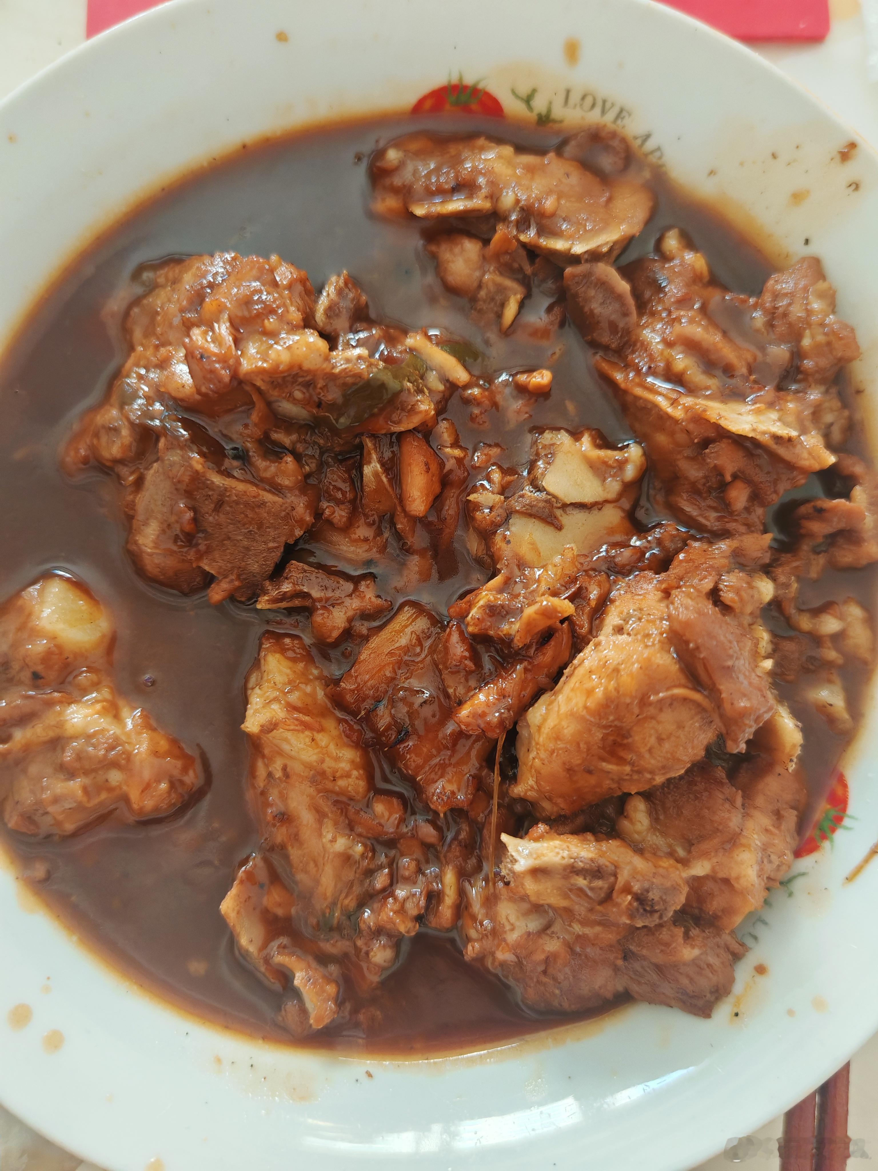 自己做的糖醋排骨，虽然卖相不好，但是味道不错。 